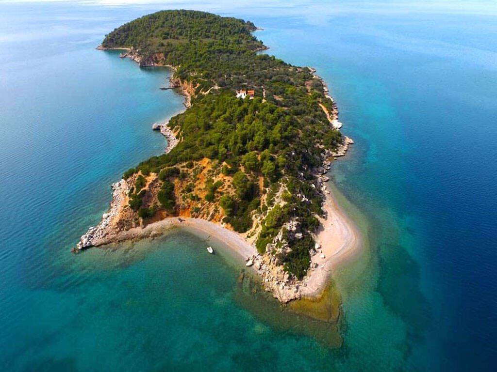 Ποιο είναι το ακατοίκητο νησί κοντά στην Αθήνα με τις υπέροχες παραλίες